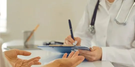 Médica atendendo paciente no consultório